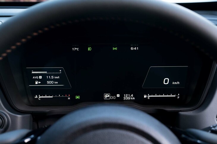 「スポーツ」以外の全車に装備されるフル液晶メーター。ナビの地図画面や、先進運転支援システム（ADAS）にフォーカスした画面なども用意されるが、後者の場合、ADASが機能していないと画面中央が真っ黒なままとなる（写真）。センサーは常時作動しているのだし、システムが認識した周辺車両や障害物、人などの交通参加者を表示するような“芸”があってもいい気がした。