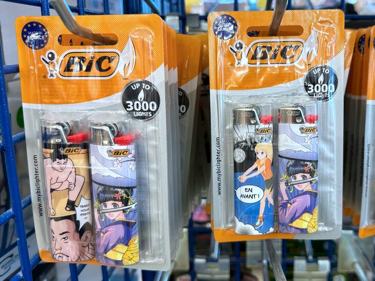 BICのライターにも、和製アニメを思わせるイラストが。2024年8月シエナ県で撮影。