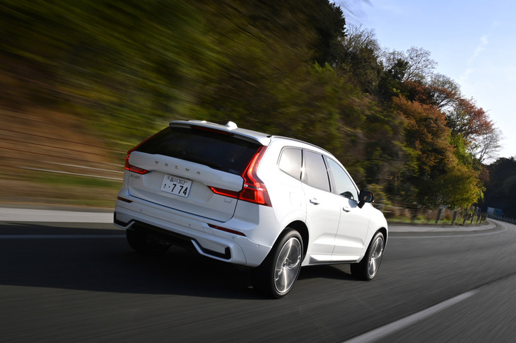 「XC60」のエクステリアカラーは今回の試乗車の「クリスタルホワイトプレミアムメタリック」を含む全9色から、インテリアは同じく「ブロンドチャコール／チャコール」を含む全5色から、それぞれ選択できる。
