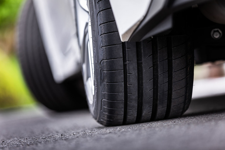 4本の太いストレートグルーブと左右非対称パターンが特徴的な「イーグルF1アシメトリック5」のトレッド面。全サイズでリムプロテクターが採用されている。