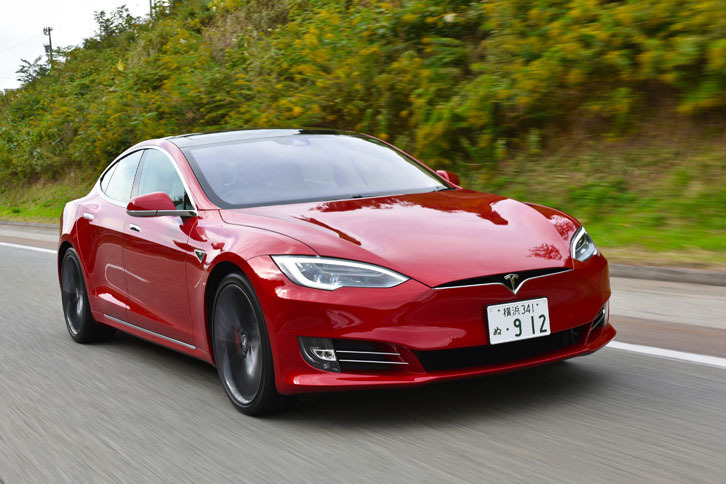 新ソフトウエア「バージョン8.0」を搭載した「テスラ・モデルS」。オートパイロットの安全性が強化された。