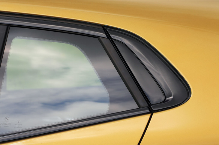 BMWがCピラーに組み込んだと主張する「ホフマイスターキンク」。最後端の部分はガラスではなく樹脂でできている。