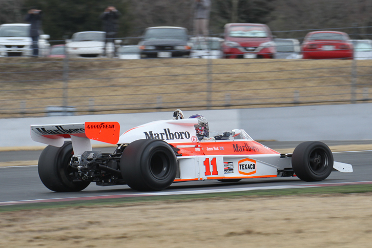 オレンジと白のマールボロ・カラーに塗られた「マクラーレンM23」。「ロータス77」ともども、エンジンは3リッター時代のF1を支えた名機である、V8 DOHC 32バルブのフォード・コスワースDFVを搭載。
