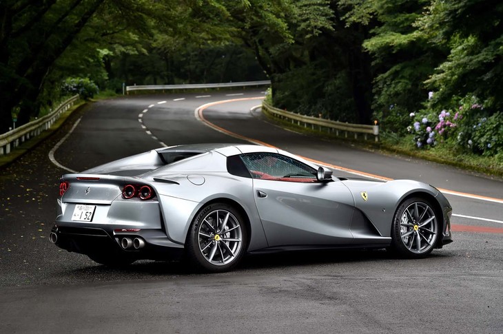 【フェラーリ812GTSのスペック】
	ボディーサイズ：全長×全幅×全高＝4693×1971×1278mm／ホイールベース：2720mm／車重：1600kg（乾燥重量）／駆動方式：FR／エンジン：6.5リッターV12 DOHC 48バルブ／トランスミッション：7段AT／最高出力：800PS（588kW）/8500rpm／最大トルク：718N・m（73.3kgf・m）/7000rpm／タイヤ：（前）275/35ZR20 102Y／（後）315/35ZR20 106Y（ミシュラン・パイロットスポーツ4 S）／燃費：12.9リッター/100km（約7.7km/リッター、WLTC複合サイクル）／価格：4523万4000円
	
	【取材時の燃費データ】
	テスト距離：242.2km（市街地1：高速道路7：山岳路2）／使用燃料：50.5リッター（ハイオクガソリン）／参考燃費：4.8km/リッター（満タン法）