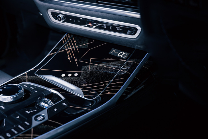 一枚ずつレーザー彫刻を施し、表面に出た素地（そじ）に純銀に近い色調を塗布する専用バッジに加え、「X7 M60i xDriveブラックアルファ」には、漆芸作家／蒔絵師・服部一齋氏の手になる漆蒔絵（まきえ）／螺鈿（らでん）装飾トリムを採用している。