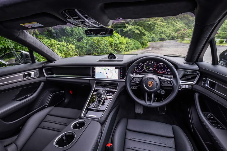 インテリアのブラックスムーズレザー仕立て（写真）は59万3000円のオプション。試乗車はルーフライニングがアルカンターラで、そのオプション価格は31万5000円。