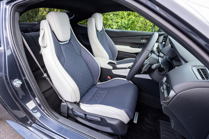運転席・助手席で、異なるサイドサポート形状が採用されたフロントシート。運転席は体をしっかりとホールドするワイヤー入りの立体的なサイドサポートに、助手席は乗り降りしやすい凹凸を抑えたサイドサポートになっている。
