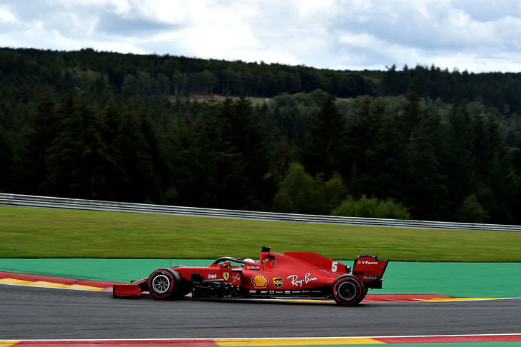 前年の覇者、シャルル・ルクレールも「フェラーリがここまで下位に沈むなんて」と驚きを隠せなかった今年のベルギーGP。予選ではQ2進出も危ぶまれたが、ルクレール13位、セバスチャン・ベッテル（写真）14位となんとかQ2までは駒を進めることができた。昨季のベルギーGPでは、フリー走行から予選までフェラーリが1-2を独占するほどだったが、今季型のマシンでは前年のポールタイムにすら届かず、退化していることを露呈してしまった。レースでも、ルクレールがスタートで8位にジャンプアップするもズルズルと後退しポイント圏外の14位、ベッテル13位とふがいない結果に。どん底にいる跳ね馬、次戦は地元イタリアのモンツァ、そしてその次はフェラーリ所有のムジェッロで行われる、最古参チームにとって1000戦目のメモリアルレースが待っているのだが、明るいニュースは聞かれない。（Photo=Ferrari）