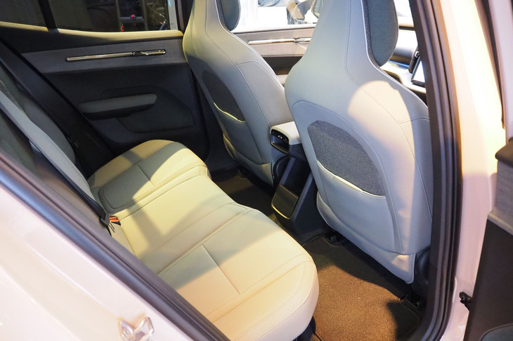 ボルボEX30クロスカントリー（リアシート）