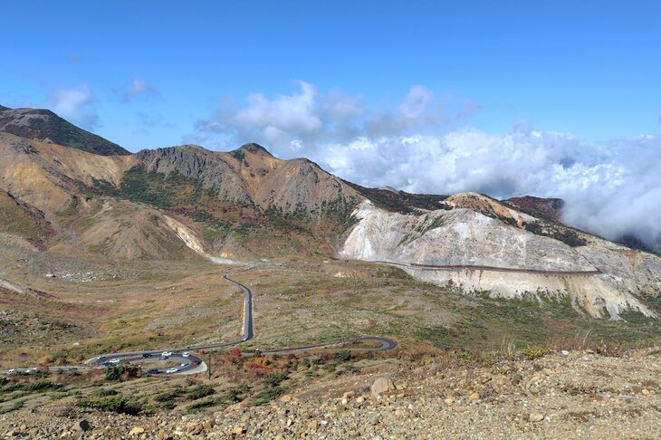 吾妻小富士の火口縁からの眺めは、ご覧のとおりの壮観。登ってよかった。