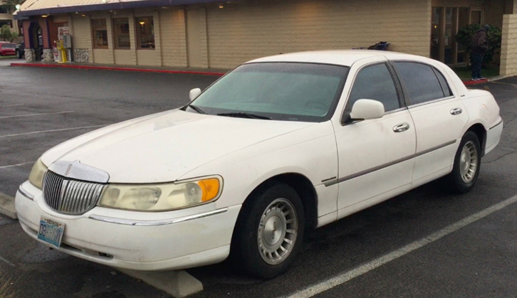 「リンカーン・タウンカー」。こうしたコテコテのアメリカンセダンは、ミニバンやSUVのブームに押されて、いまや絶滅危惧種である。