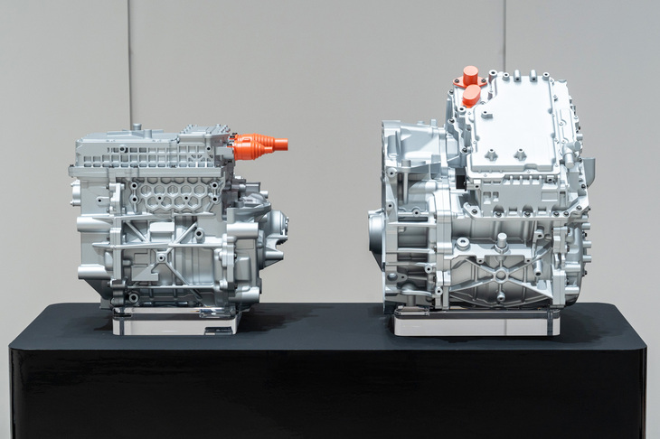 新型電動パワートレインの試作ユニット。写真向かって左がEV用の「3-in-1」、右が「e-POWER」用の「5-in-1」だ。今以上に部品の共通化とモジュール化を推し進め、ユニットの小型化と低コスト化を図るという。