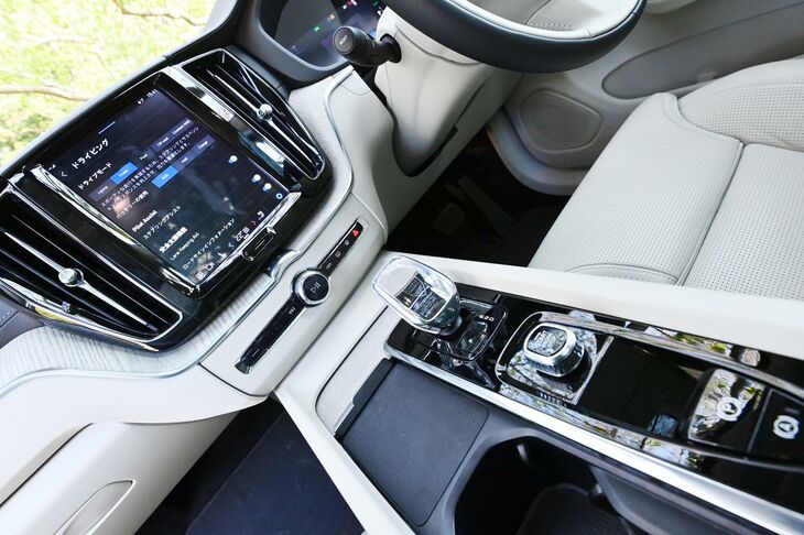 ボルボXC60リチャージ アルティメットT6 AWDプラグインハイブリッド（インテリア）