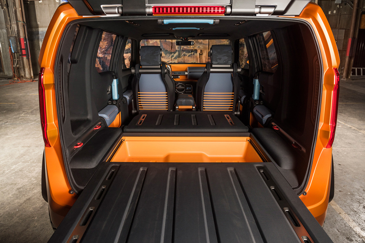 荷室のフロアボードは、手前に引き出して、簡易ベンチとして使うこともできる。