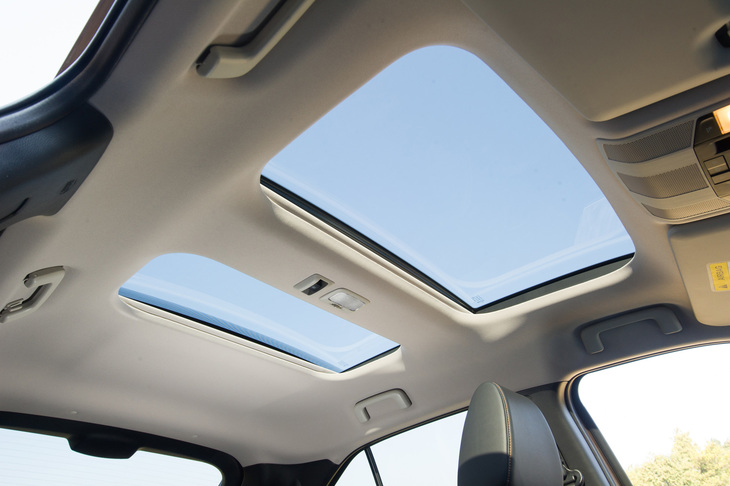 メーカーオプションの2分割式電動パノラマサンルーフ。「G」「Gプラスパッケージ」の2グレードに用意されている。