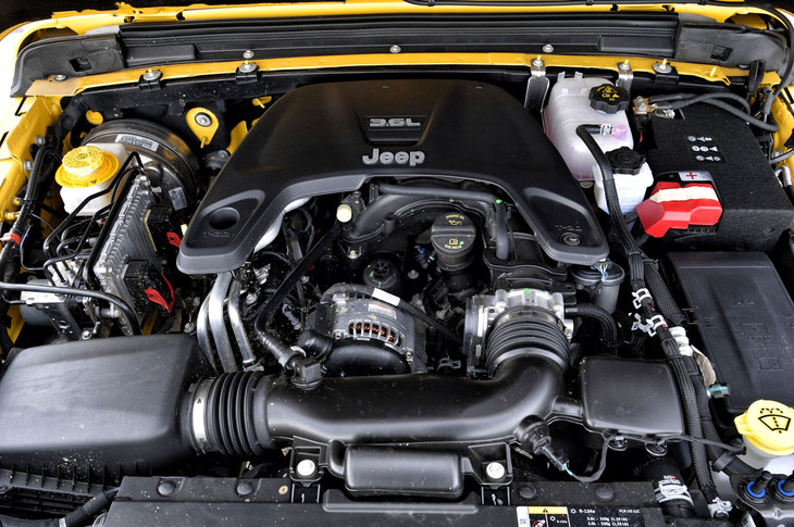 最高出力284PS、最大トルク347N・mを発生する3.6リッターV6エンジン。8段ATとの組み合わせにより、従来モデル比で23％の燃費向上を実現したという。