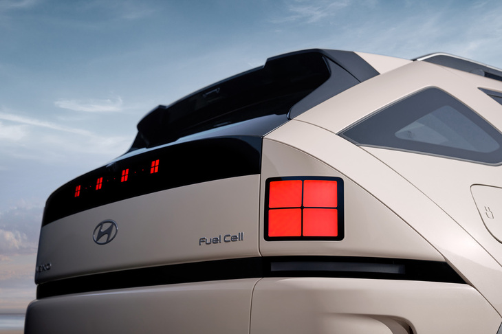 新型「ネッソ」のリアセクション。ボディーサイズは全長×全幅×全高＝4750×1865×1640mmで、ホイールベースは2790mm。