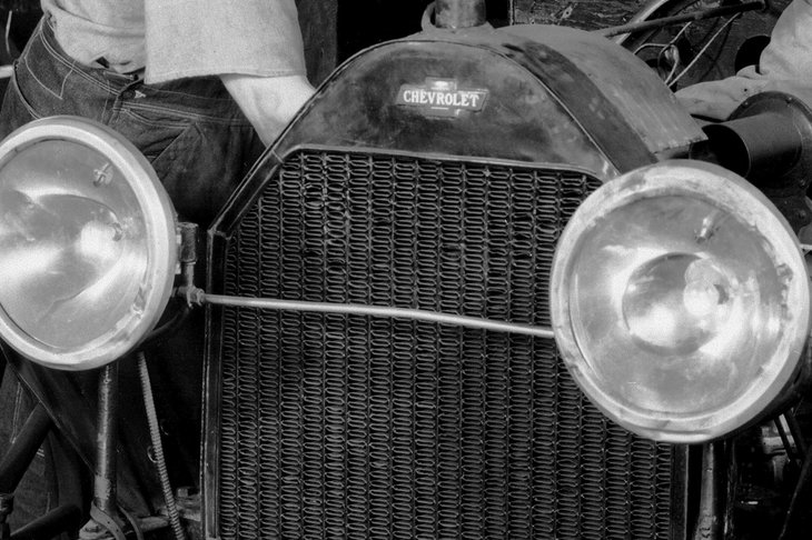 最初期のころの電気式ヘッドライト。写真は1914年式「シボレー・シリーズH」のもの。