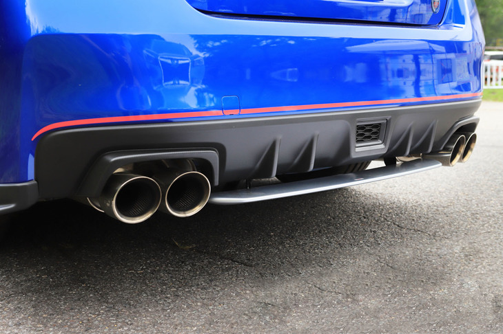 写真のリアアンダースポイラーに加え、フロントアンダー、サイドアンダー、リアサイドアンダーの4点キット「STIスタイルパッケージ」を装着。ダウンフォースや整流効果により、高速安定性、直進安定性の向上を図っている。