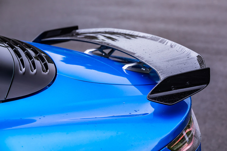 カーボン製のフロントスプリッターとリアスポイラーの装備により、「A110 Sアセンション」の全長は「A110」よりも25mm長い4230mmとなる。試乗車両のボディーカラーは「ブルーアルピーヌM」で、販売台数は15台の限定だった。