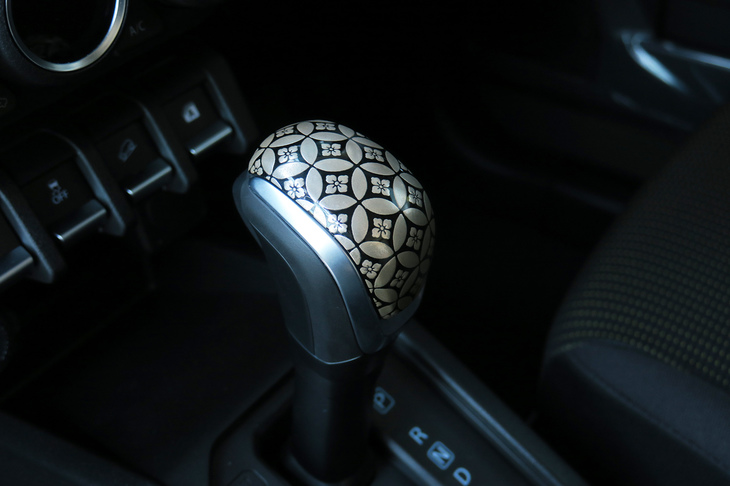 シフトレバーには銀の高蒔絵（たかまきえ）が施されており、経年による風合いの変化も楽しめる。