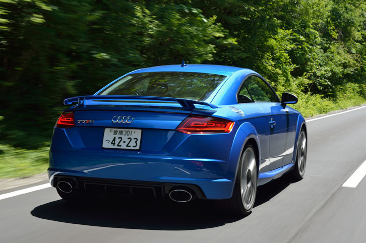 今回は高速道路を主体に230kmほどの道のりを試乗。燃費は満タン法で8.7km/リッター、車載の燃費計で9.1km/リッターを記録した。