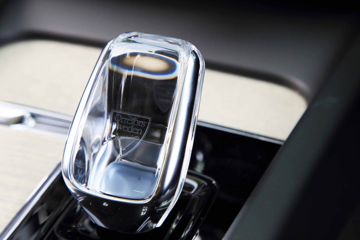 「B5」ではトランスミッションがバイワイヤ化されており、それに合わせてコントローラーにもオレフォス社製のクリスタルシフトノブが採用された。