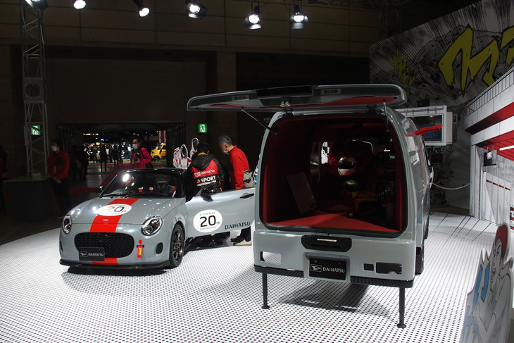 「ハイゼット トラック ジャンボ エクステンド」（写真右）と「コペン クラブスポーツ」（写真左）。