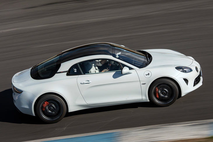 1.9kgの軽量化を実現するカーボンルーフは、外観上のアクセントともなっている。