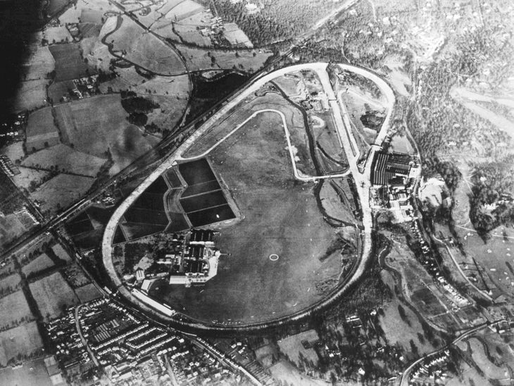 1907年6月17日に完成したブルックランズ。世界初の常設サーキットは大小のバンク付きコーナーを直線でつないだ超高速コースだった。写真は1930年代中頃の様子。