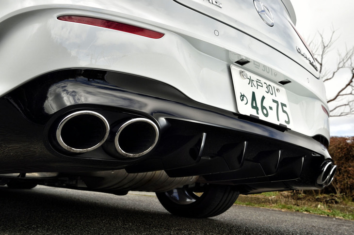 専用デザインの大型リアディフューザーや、クローム仕上げのデュアルパイプで左右計4本出しとなるエキゾーストフィニッシャーも「AMG CLA45」の特徴だ。