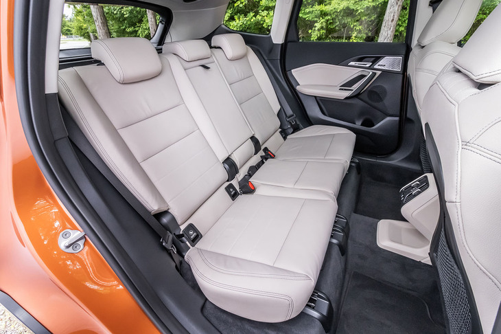 後席の背もたれは40：20：40の3分割可倒式で、個別にリクライニングが可能。シートは60：40に分割でき、いずれも前後に130mmスライドする。