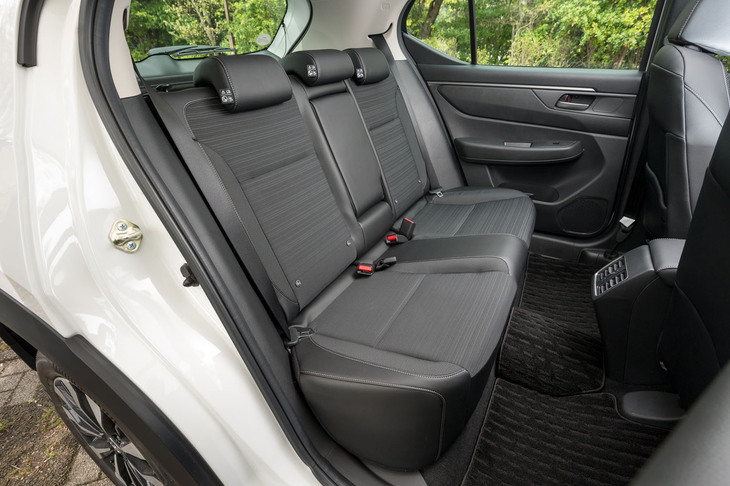 後席は床に近いところまでをプライムスムースで覆ったぜいたくなつくりで足元も広い。