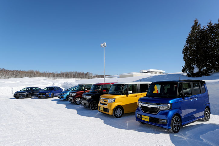 シンプルなビスカスカップリング式4WDシステムを搭載する「N-BOX」は標準型だけでなく「カスタム」も、自然吸気エンジン搭載車だけでなくターボ仕様も、4WDだけでなくFFも用意された。