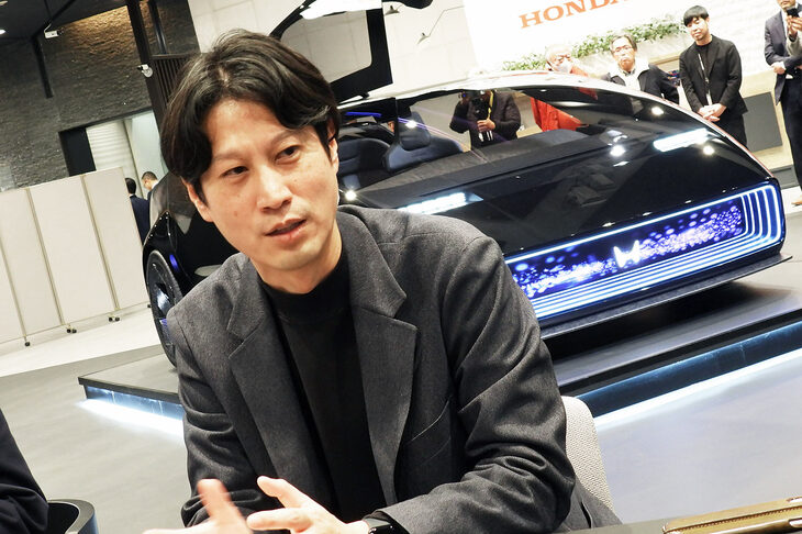 2台のコンセプトカーの開発にあたり、シンプルさと独創性、ダイナミズムを重視したというデザイナーの清水陽祐さん。コンセプトムービーの作成にも関与したという。