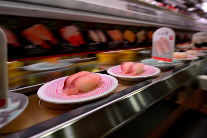 ここ長らく、すし屋はもっぱら回転ずしである。（写真＝池之平昌信）