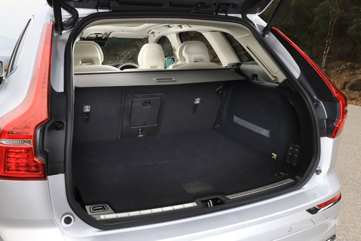 荷室の容量は、ガソリン車で505～1432リッター。PHEV「T8」の場合は468～1395リッターとなる。エアサスペンション装着車は、荷物の積み下ろしが容易になるよう車高を下げることもできる。