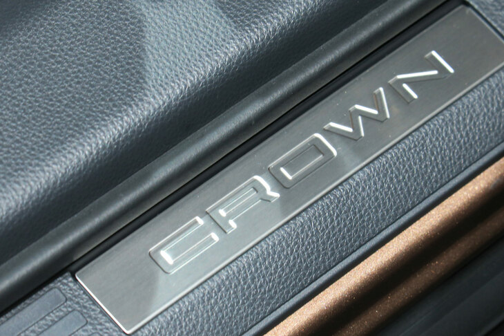 トヨタ・クラウン クロスオーバー（サイドシルプレート）