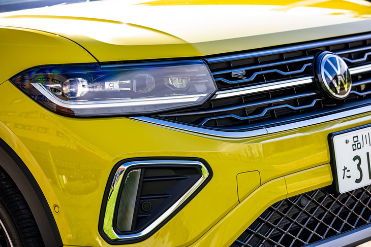 フロントグリルに「R」のエンブレムが輝く「TSI Rライン」。「TSIスタイル」以上のグレードには、「Tクロス」では初となるLEDマトリクスヘッドライト「IQ.LIGHT」が標準で装備される。フロントフォグランプが廃止となり、バンパーのデザインも見直されている。