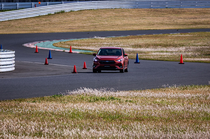 スバル・インプレッサ（クローズドコースでの走行シーン）