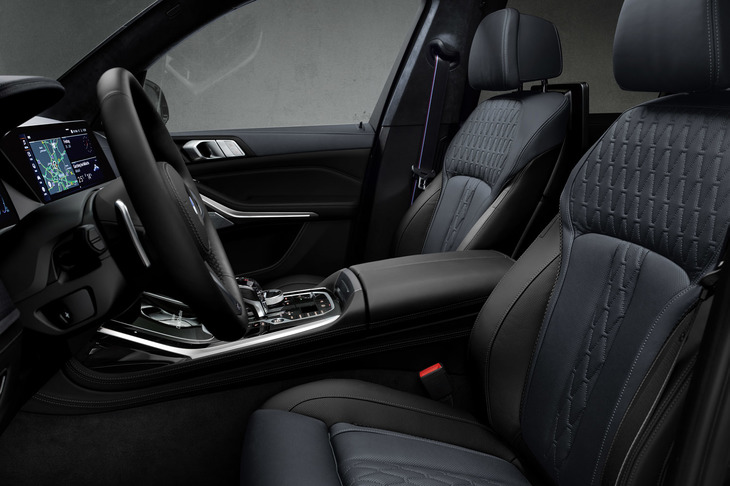 ナイトブルー×ブラックのコンビネーションとなるシート表皮を採用。