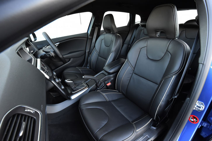 「V40 D4 R-DESIGNポールスターエディション」には、本革とパーフォレーテッドレザーを用いたコンビシートが装着される。