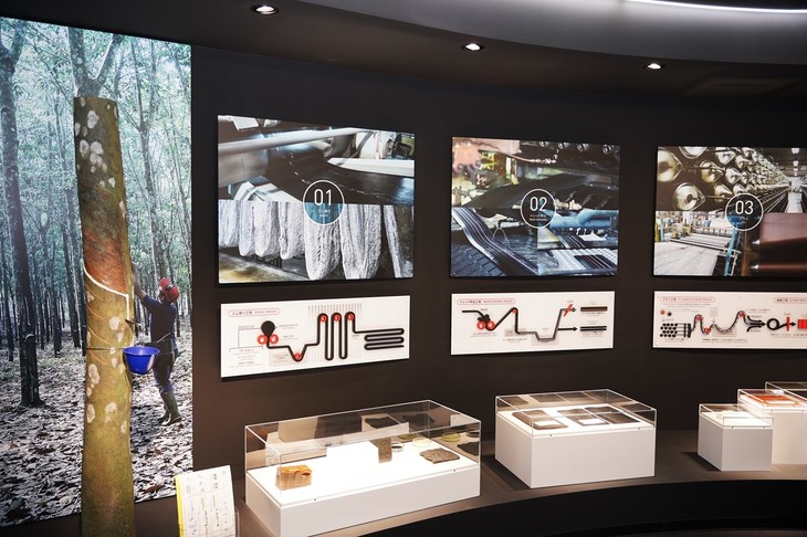 ブリヂストンのタイヤができるまで。樹皮の傷から流れ出るラテックスをくみ取るという天然ゴムの採取工程は昔から変わっていないという。