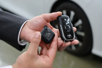 「セキュリティシステム プレミアム」では、セキュリティーキー（写真左側）を使った“二重イモビライザー”により、エンジンの不正始動やドアの不正解錠を防止する。写真右に見えるのは車両のメインキー（スマートキー）。ユーザーはこの2つを常に携帯することになる。