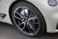 タイヤは21インチが標準サイズ。ホイールは21インチが4種類、22インチが2種類の全6デザインをラインナップする。