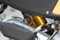 足まわりにはプレミアムブランドの製品を惜しみなく採用。サスペンションは前後共にオーリンズ製で、前が倒立フォークの「FG R＆T 43 NIX30」、後ろがピギーバック式のショックユニット「TTX36」となる。