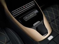 鮮やかなゴールドをまとう「メルセデスAMG SL63 4MATIC＋」の限定車が登場の画像