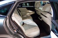 「人を包み込む連続性のある空間」とアピールされる、新型「LS」の後席。