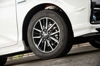 専用アルミホイールは従来モデルからキャリーオーバー。センターキャップには「Modulo」ロゴが入る。