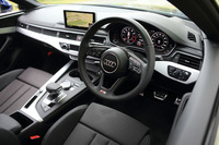 水平基調のダッシュボードが印象的なインテリア。44万円のセットオプション「S lineパッケージ」を選択したテスト車のものは、マットブラッシュトアルミニウムのパネル類で飾られる。